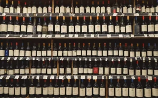 Najpopularniejsze rodzaje win dostępne w sklepach.